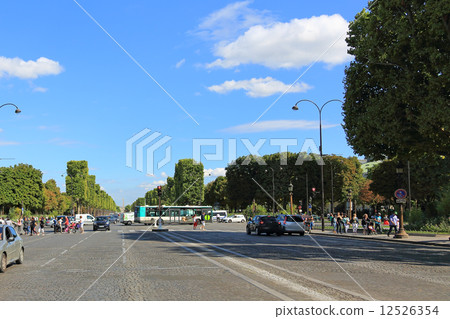 巴黎街道和藍天 12526354