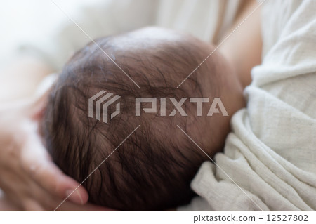 母乳喂養2個月大的嬰兒 12527802