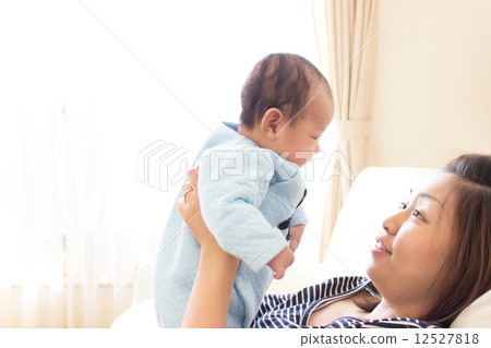 2個月大的嬰兒父母和孩子 2個月大的嬰兒父母和孩子 12527818