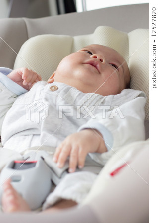 2個月大的嬰兒兒童座椅 12527820