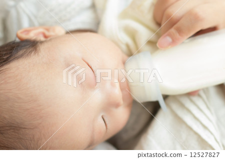 2個月大的寶寶 12527827