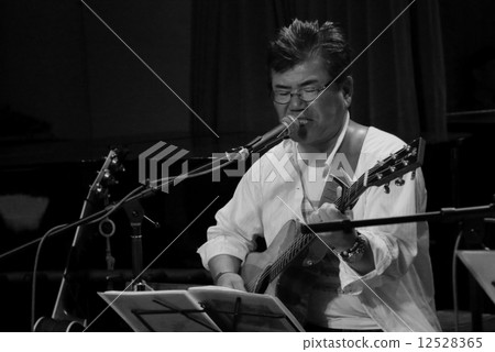 A man who plays back 12528365