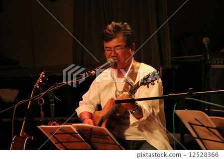 A man who plays back 12528366