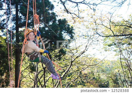 有一張微笑的面孔的一個女孩對樹 有一張微笑的面孔的一個女孩對樹 12528388