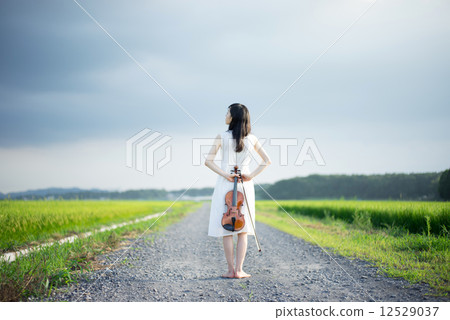 A woman with a violin 12529037