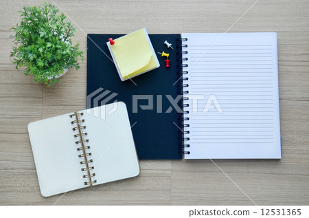 Blank notebook on the wood table - Top view 12531365