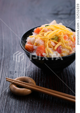 Seafood rice bowl and table image 12532839