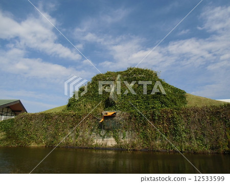 Green Giant at the glass museum parking lot in the world of Kaga Green Giant at the glass museum parking lot in the world of Kaga 12533599