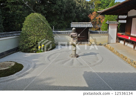 Garden of the Yunoya lantern 12536134