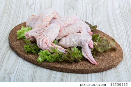 Raw chicken wings 12539315