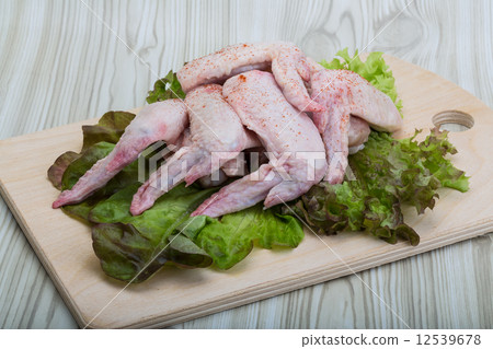 Raw chicken wings Raw chicken wings 12539678