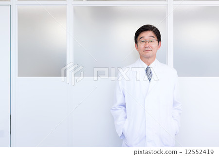 Doctor meeting room upper body Doctor meeting room upper body 12552419