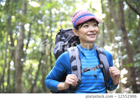 婦女在徒步旅行 12552906