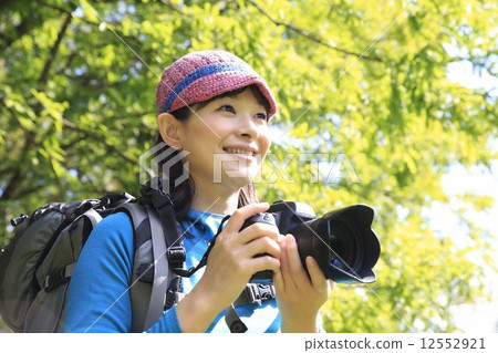 拍風景照片的婦女 12552921