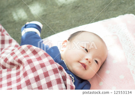 2個月大的寶寶微笑 12553134