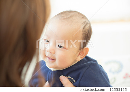 2個月大的寶寶微笑 12553135