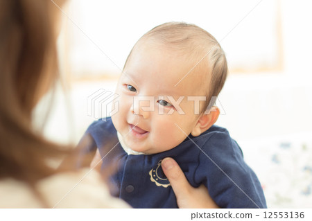 2個月大的寶寶微笑 2個月大的寶寶微笑 12553136