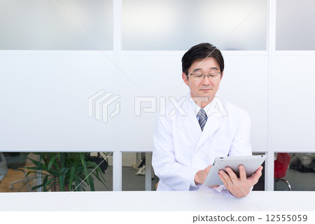 Doctor tablet meeting room Doctor tablet meeting room 12555059