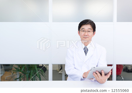 Doctor tablet meeting room Doctor tablet meeting room 12555060
