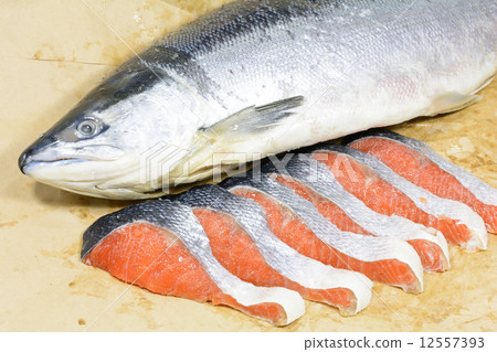 新春鮭魚和魚片 12557393