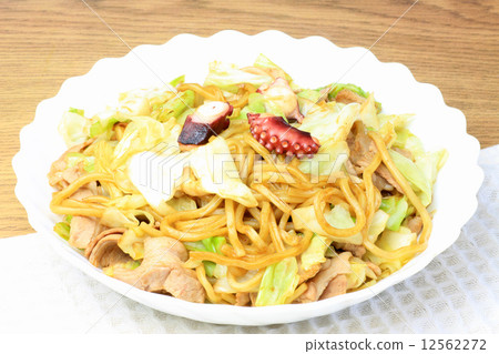 Fried noodles  12562272