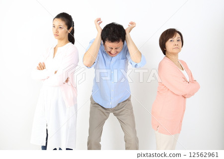 A male pinched by a maternal battle 12562961