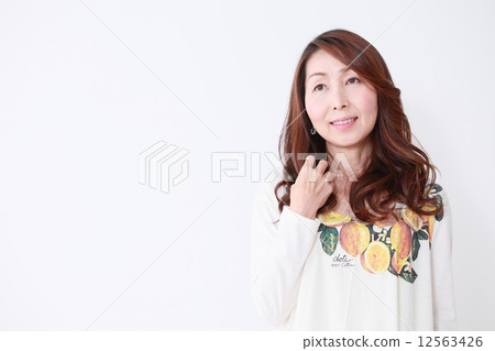 Middle female image 12563426