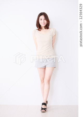 Middle female general purpose image 12564329