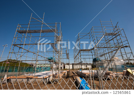 安裝用於房屋建築的腳手架 安裝用於房屋建築的腳手架 12565861