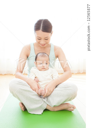 3 months old baby and lady 12565877