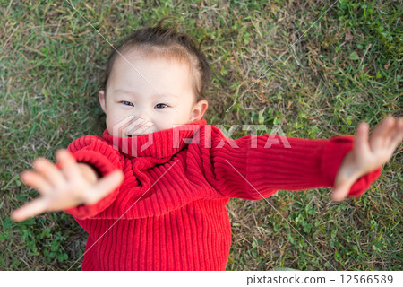 一個女孩在公園裡玩 一個女孩在公園裡玩 12566589