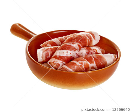 sausages wrapped in bacon in a frying pan, chevapchichi on white background sausages wrapped in bacon in a frying pan, chevapchichi on white background 12566640
