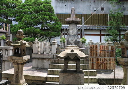Oda Nobunaga's grave in Kyoto Honnoji 1 12570709