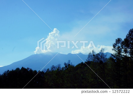 在長野縣的火山爆發後,在長野縣火山噴發後的山上。 在長野縣的火山爆發後,在長野縣火山噴發後的山上。 12572222