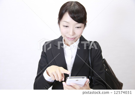 觀看智能手機的婦女 觀看智能手機的婦女 12574031