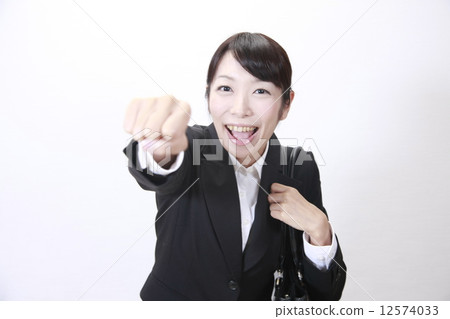 採取腸道姿勢的婦女 12574033