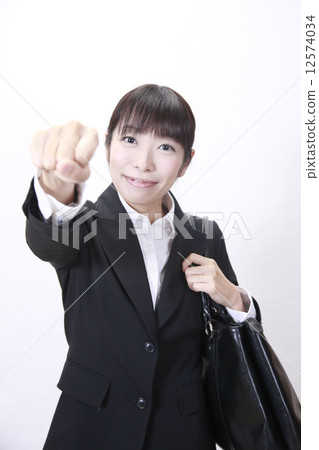 採取腸道姿勢的婦女 採取腸道姿勢的婦女 12574034