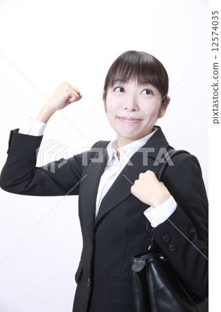 採取腸道姿勢的婦女 12574035