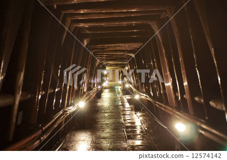 在Ashio銅礦隧道 在Ashio銅礦隧道 12574142