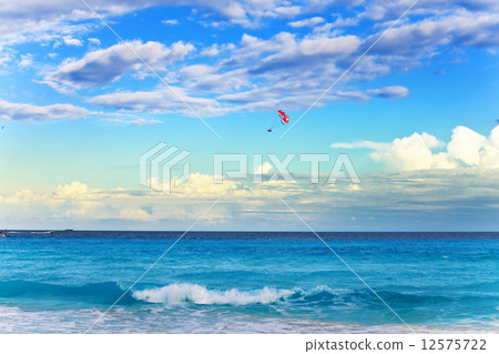 Parachute over the sea. Mexico. 12575722