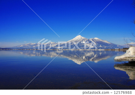 會津萬代山在冬天 12576988