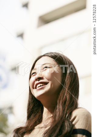 一個女人看起來很開心 一個女人看起來很開心 12578228