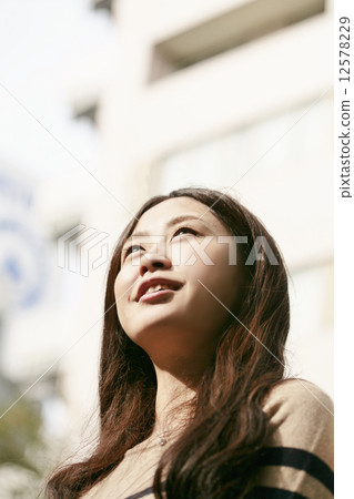 一個女人抬頭 一個女人抬頭 12578229