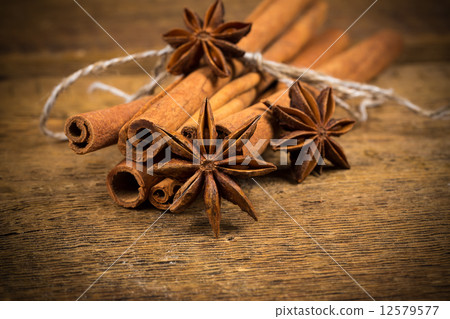 圖庫照片: close up of cinnamon sticks and star anise on wood