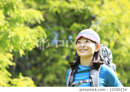 婦女在徒步旅行 婦女在徒步旅行 12580234