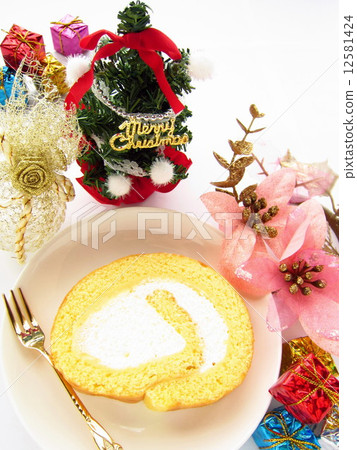 Christmas tree and roll cake 12581424