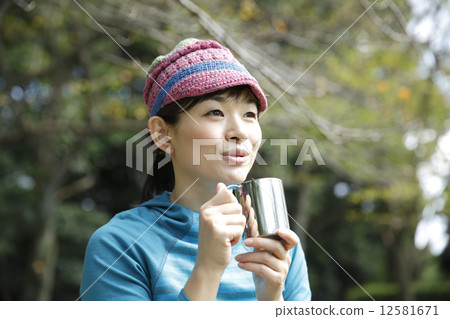 享受戶外的婦女 12581671