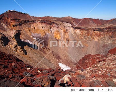 富士山山頂的火山口 富士山山頂的火山口 12582100