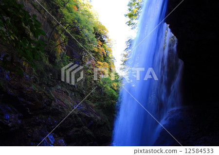 在長野縣高山村的閃電瀑布 在長野縣高山村的閃電瀑布 12584533