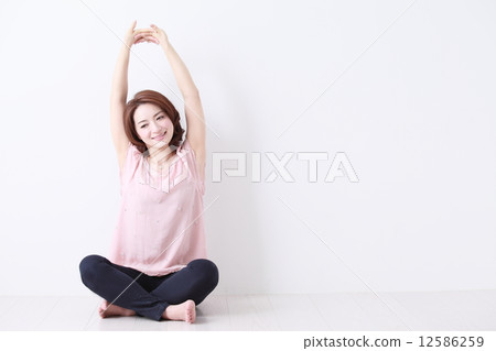 女人伸展 12586259